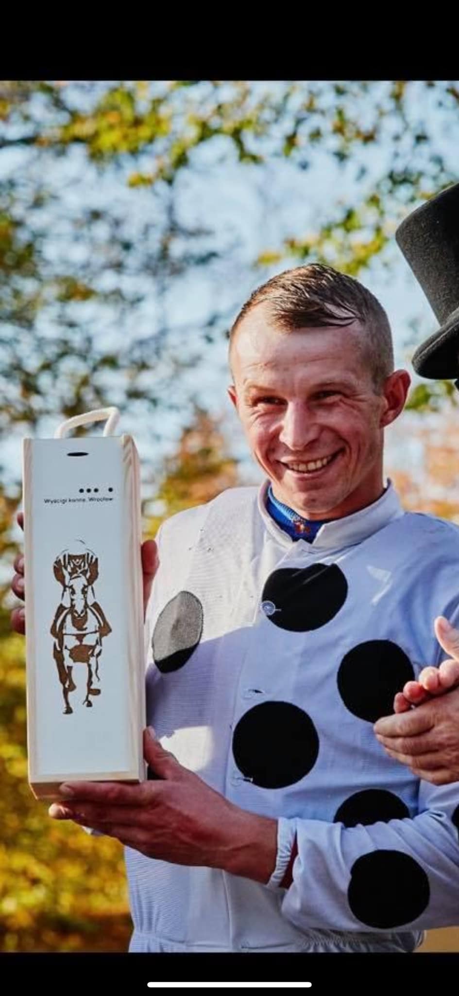 Corse in ippodromo: brutta caduta per il fantino polacco Dominik Pastuszka