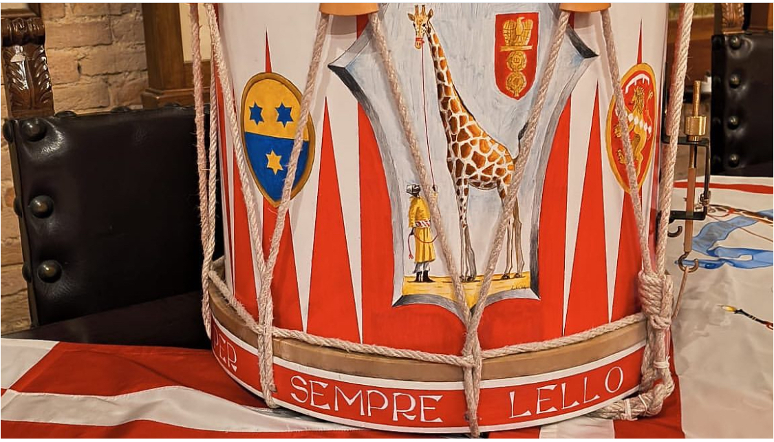 La Giraffa ha presentato il tamburo battente e le bandiere