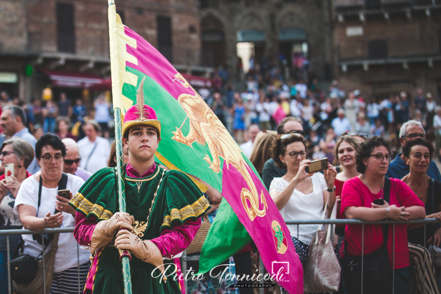 La fotogallery dei 17 paggi ieri in Piazza del Campo