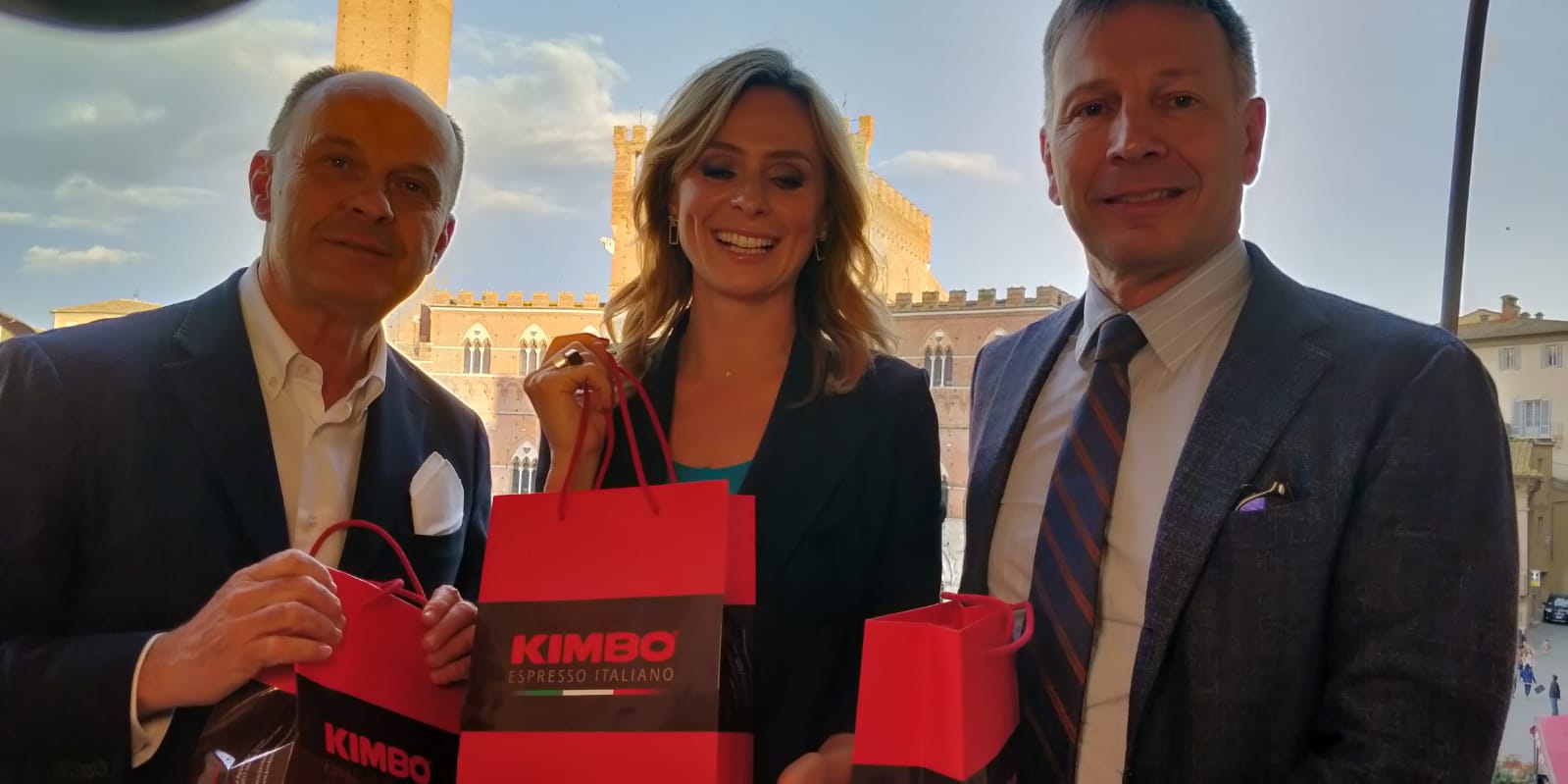 Serena Autieri ha donato tre immobilizzatori per i sospetti infortuni ai cavalli