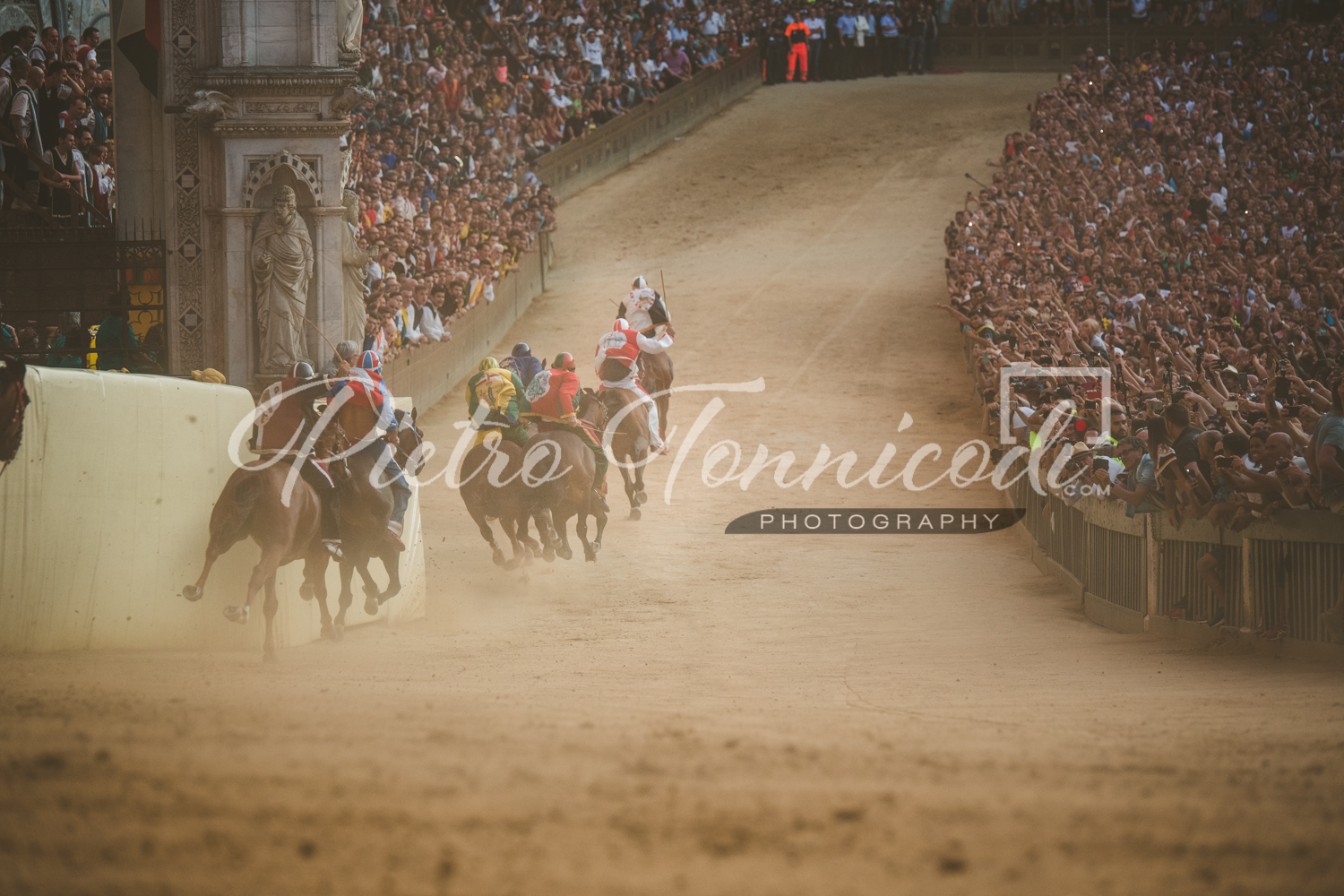 Conosciamo meglio Piazza del Campo: la curva di San Martino