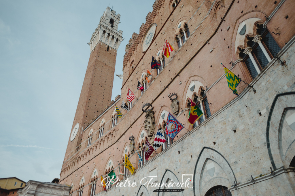 Durante i giorni del Palio non ci saranno le bandiere nei territori delle contrade