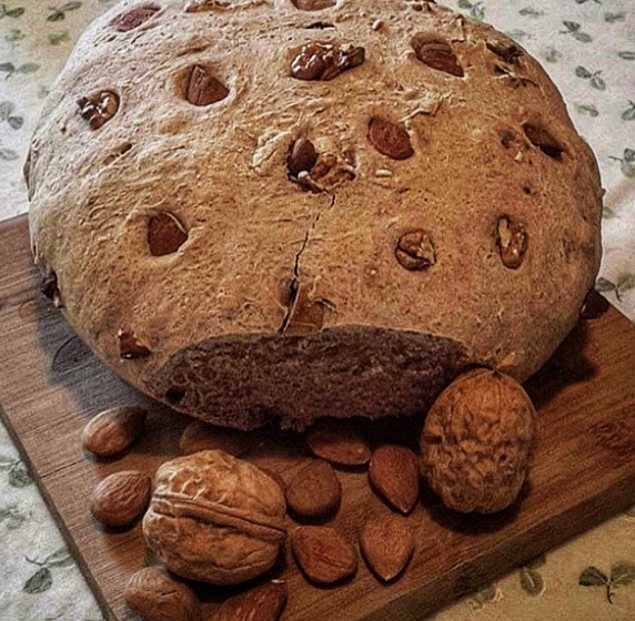 Pane, amore e chiacchiere di Palio: il pane con noci e mandorle salate