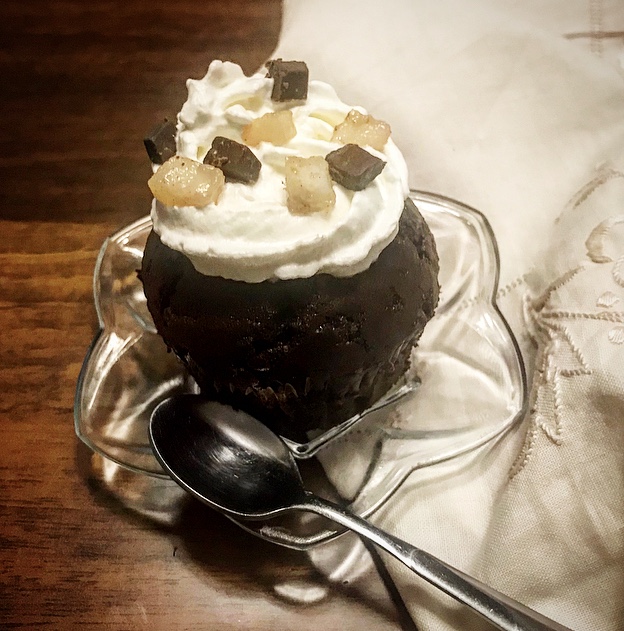 Pane, amore e chiacchiere di Palio: tortino al cacao con panna e pera caramellata