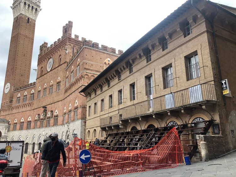 Questa mattina è stato montato un palco alla curva del Casato