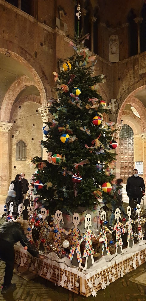 Domani ci sarà l'accensione dell'albero di Natale delle Contrade