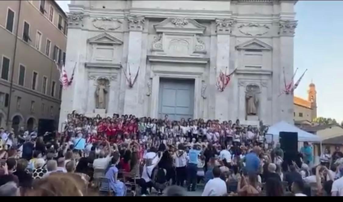 Il video dei bambini che cantano la Marcia del Palio