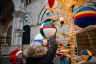 La fotogallery del montaggio dell'Albero di Natale dei bambini