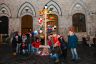 La fotogallery del montaggio dell'Albero di Natale dei bambini